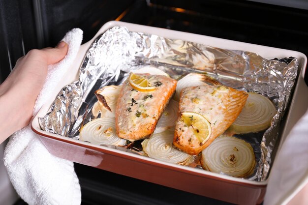 Teglia da forno con delizioso filetto di salmone arrosto