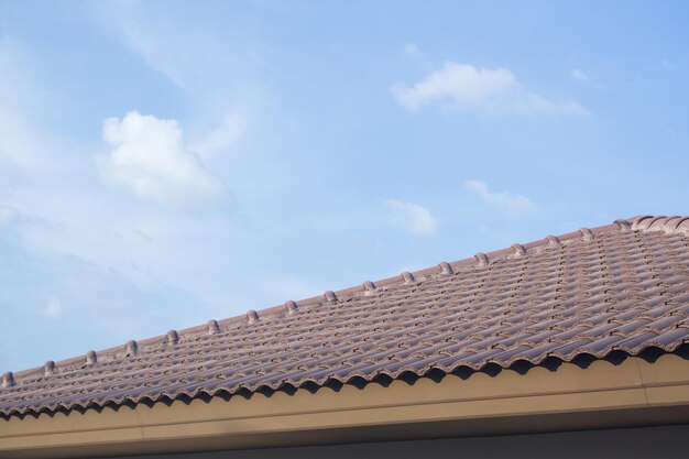 Tegole in ceramica sulla casa con cielo blu