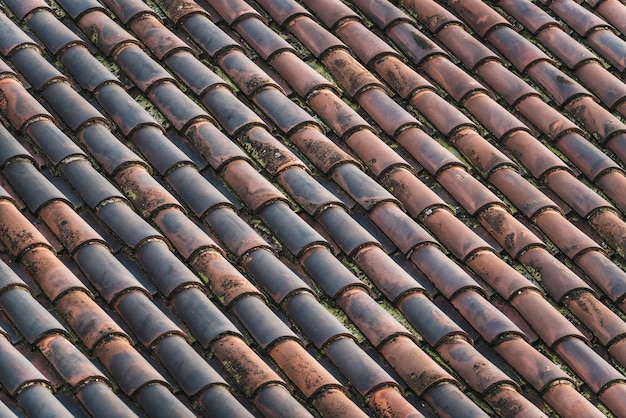 Tegole in terracotta che formano uno schema diagonale