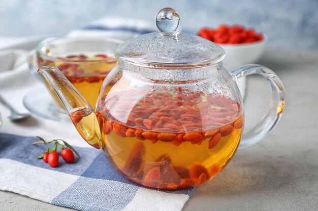 Teiera con tè goji sul tavolo