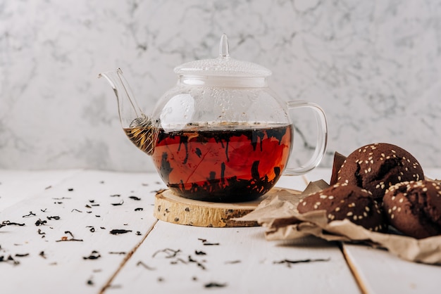 Teiera con tè nero e biscotti al cioccolato fatti in casa