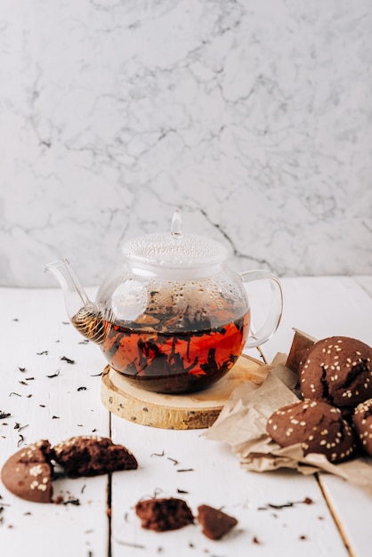 Teiera con tè nero e biscotti al cioccolato fatti in casa