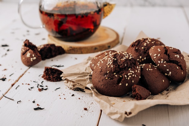 Teiera con tè nero e biscotti al cioccolato fatti in casa