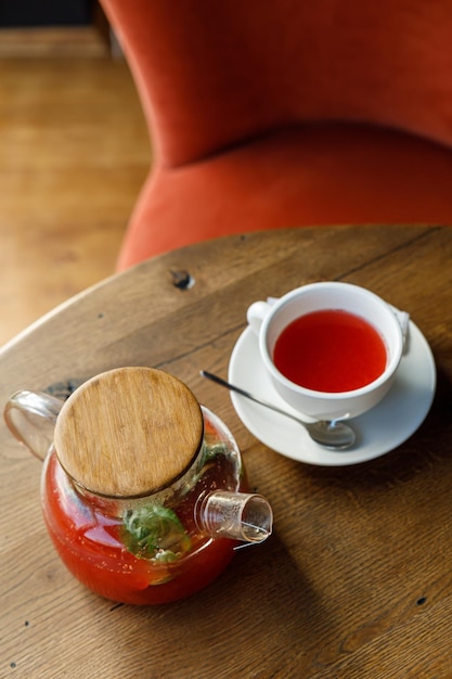 teiera con tè su un tavolo di legno in un ristorante premium