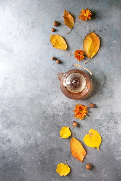 Teiera di vetro con foglie d&#39;autunno