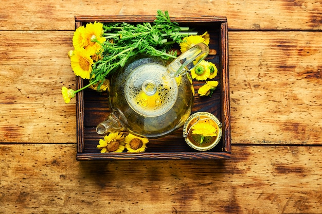 Teiera in vetro con tè ai fiori, vista dall'alto