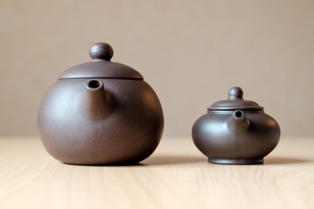 Teiere cinesi in ceramica marrone sul tavolo