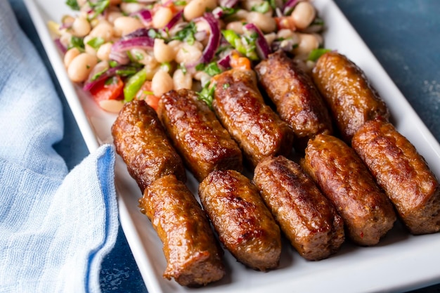 Tekirdag turco o inegol Kofte con insalata di Piyaz