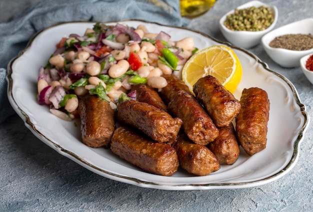 Tekirdag turco o inegol Kofte con insalata di Piyaz