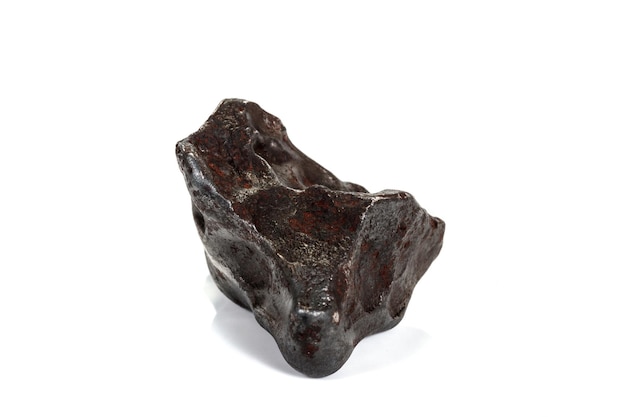 Tektite di meteorite minerale di pietra macro su sfondo bianco