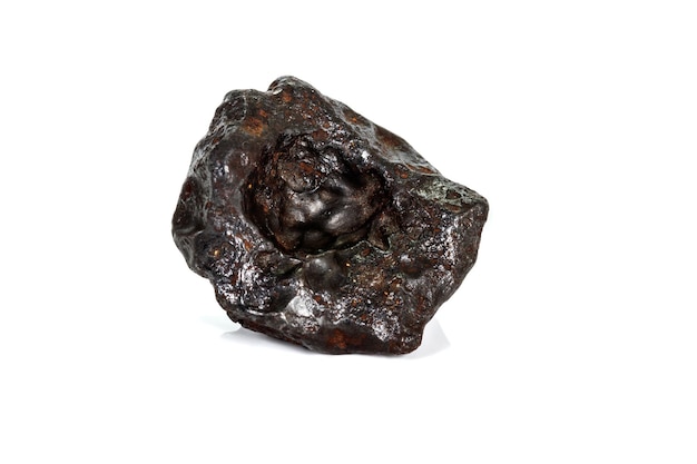 Tektite di meteorite minerale di pietra macro su sfondo bianco