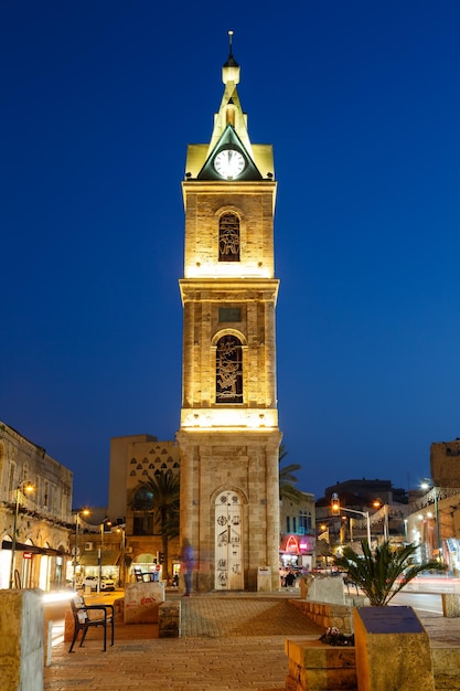 Tel Aviv Jaffa Israele La Torre dell'Orologio formato verticale della città di notte dell'ora blu