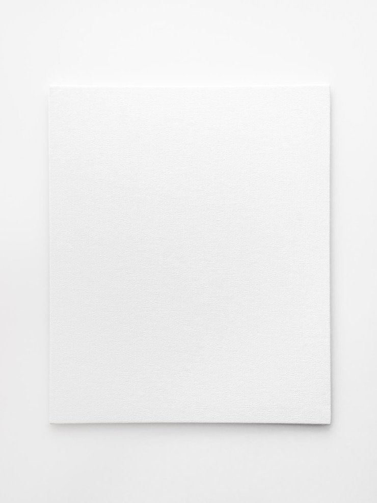 Foto tela bianca vuota su un tavolo bianco. spazio per testo, modello per il design