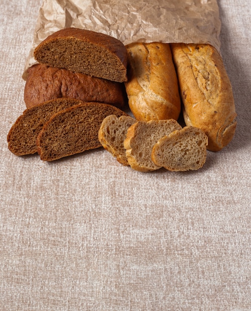 Tela della carta marrone del fondo dell'alimento delle fette della ciabatta del pane
