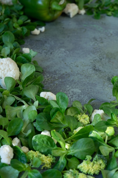 Telaio da verdure fresche e insalata di mais. Sfondo verde per lo spazio della copia per il testo