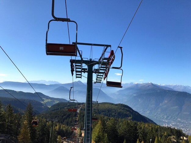 Telecabina a cavallo contro le montagne durante l'inverno