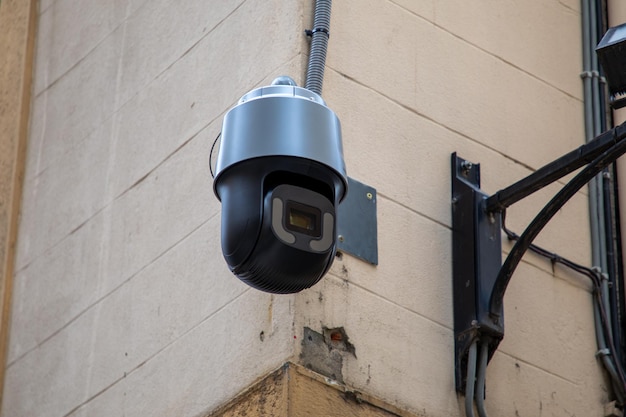 Telecamera CCTV a 360 gradi sul centro della città per rilevare i reati e garantire la sicurezza della popolazione cittadina