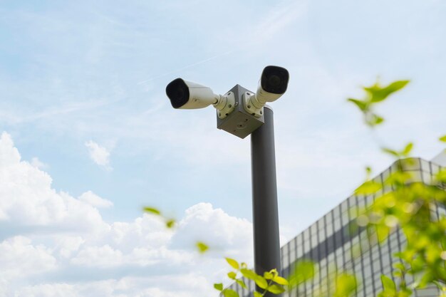 telecamera CCTV Due telecamere di sicurezza ad alta definizione sono montate su un palo di fronte a una banca