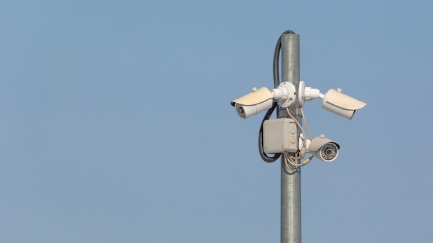 Telecamera CCTV girevole di alta qualità sullo sfondo del cielo.