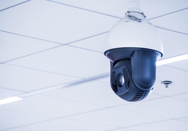 Telecamera Cctv montata a soffitto nell&#39;edificio per uffici. E vari luoghi pubblici.