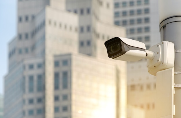 Telecamera CCTV pubblica moderna su palo elettrico su sfondo sfocato con spazio di copia