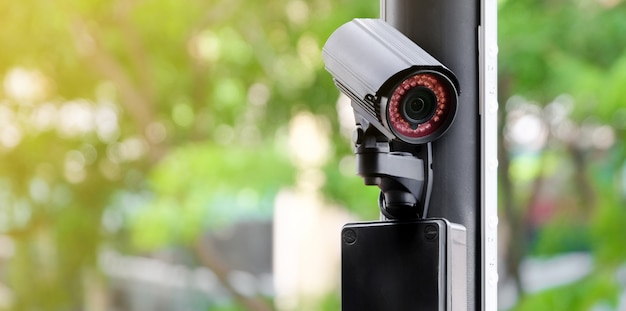 Telecamera CCTV pubblica moderna su un palo elettrico