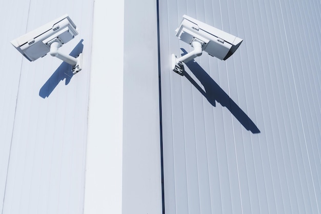 Telecamera CCTV sulla parete dell'edificio per il monitoraggio e la protezione. Concetto di sistema di controllo della sicurezza totale.