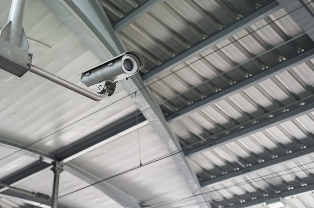 Telecamera di sicurezza CCTV all&#39;interno dell&#39;edificio per uffici