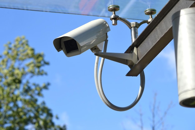 Telecamera di sicurezza installata sul tetto in vetro