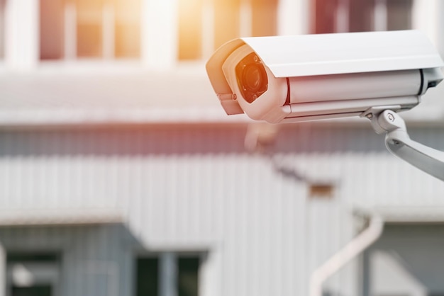 Telecamera di sicurezza per esterni La telecamera IP CCTV si installa con una copertura impermeabile per proteggere la telecamera con un concetto di sistema di sicurezza domestica