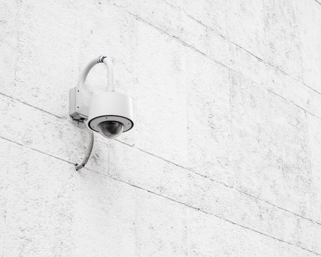 Telecamera di sorveglianza CCTV su un muro bianco. Videocamera di sicurezza per casa o azienda