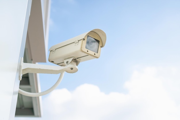 Telecamera di sorveglianza di sicurezza all'esterno Telecamera CCTV bluidling su concetti di sistema di sicurezza a parete