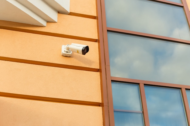 Telecamera di sorveglianza esterna sulla facciata dell'edificio. Il concetto di sicurezza, protezione e legge e ordine.