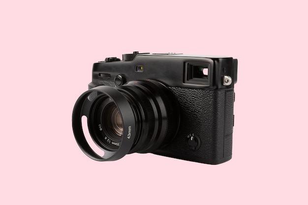 Telecamera fotografica digitale telemetrica isolata su sfondo rosa
