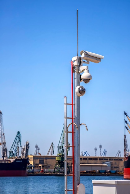 Telecamere di sicurezza cctv in strada su pilone sfondo blu Vista verticale