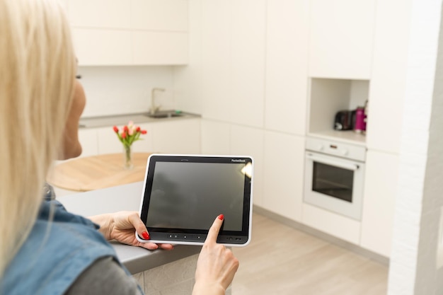 Telecamere per il monitoraggio della donna Visualizzazione in tempo reale sul display dei tablet. Concetto di sistema di sicurezza domestica.