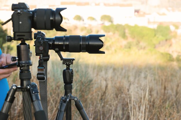 Telecamere su un treppiede sul campo