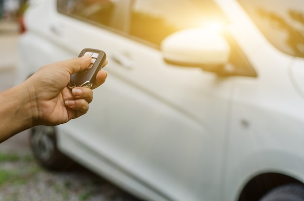 Telecomando per auto tramite chiave intelligente, chiave intelligente per bloccare le porte dell'auto bianca