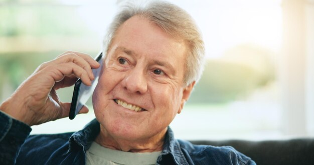 Telefonata a casa e uomo anziano con rete di conversazione e app digitale con discussione Appartamento persona anziana e pensionato con uno smartphone rilassarsi e comunicare con idea e parlare