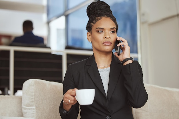 Telefonata al caffè o donna di colore d'affari in rete b2b nel divano dell'ufficio per accordi di vendita o marketing Focus aziendale o dipendente per la comunicazione tecnologia mobile nella pianificazione dell'innovazione o della strategia