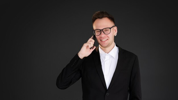 Telefonata d'affari comunicazione mobile uomo lavoro telefonico