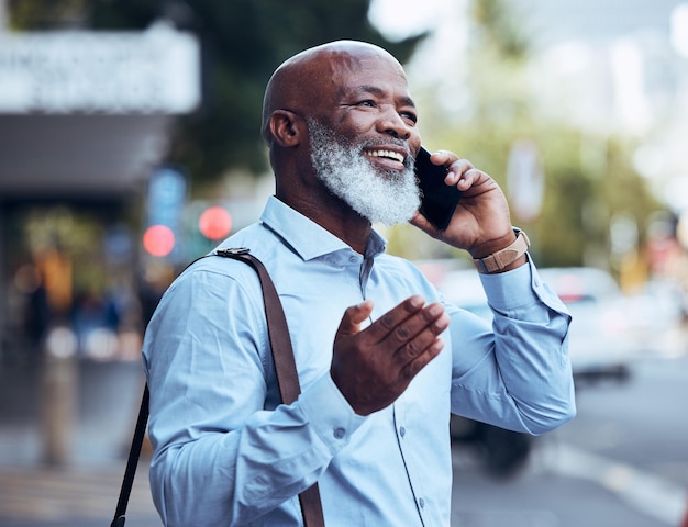 Telefonata di lavoro e uomo di colore in città con conversazione sorridente e rete mobile Felice manager maturo comunicazione esterna e conversazione su smartphone per parlare di contatto e viaggi urbani