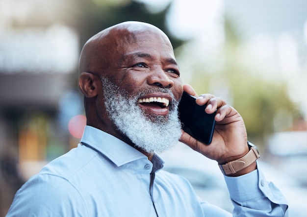 Telefonata di lavoro uomo di colore e ridere in città per la conversazione in rete mobile o ciao Felice manager maturo comunicazione all'aperto e parlare su smartphone per contattare buone notizie e scherzo