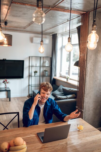 Telefonata. Giovane in ufficio a casa con una telefonata