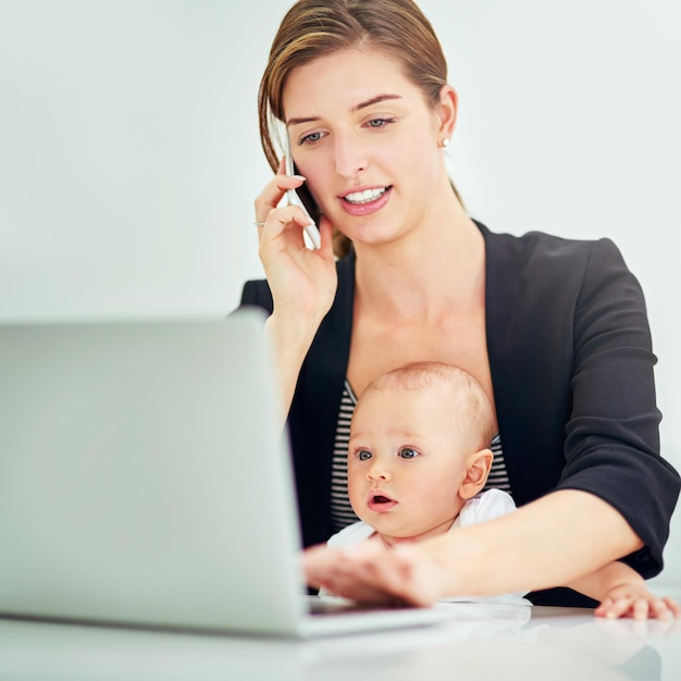 Telefonata portatile e mamma che lavora con il bambino in studio con comunicazione per la proposta di business rete di computer e avvocato multitasking con con cellulare e bambino neonato su sfondo bianco