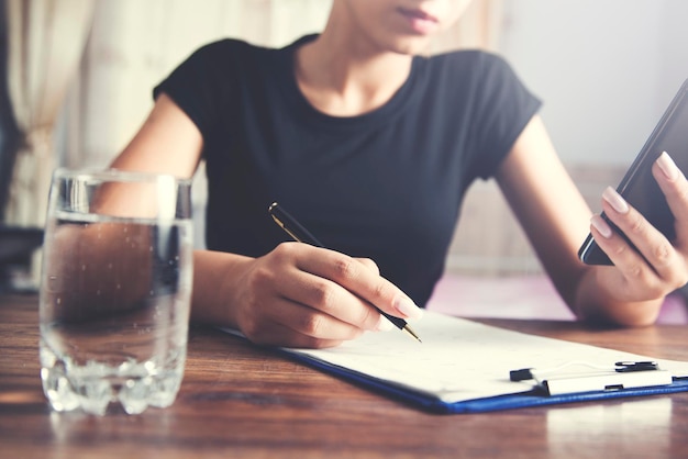 Telefono a mano donna con documento