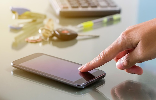 Telefono astuto di uso della mano femminile