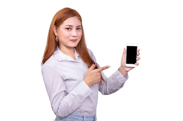 Telefono cellulare asiatico della tenuta della donna ed indicare sullo smartphone con il percorso di ritaglio
