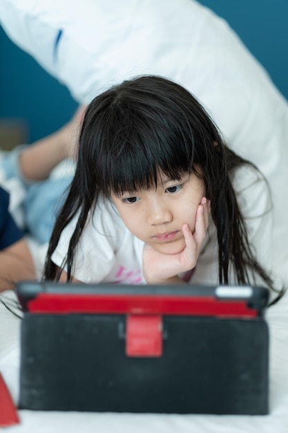 telefono cellulare cinese dipendente da bambini ragazza asiatica che gioca con lo smartphone bambino che guarda un cartone animato