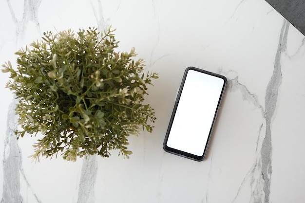 Telefono cellulare con schermo vuoto con mockup spazio copia vuoto su sfondo piastrelle